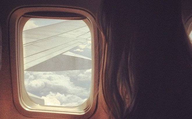 Đi máy bay cũng nên dùng kem chống nắng nếu không muốn bi kịch này xảy ra