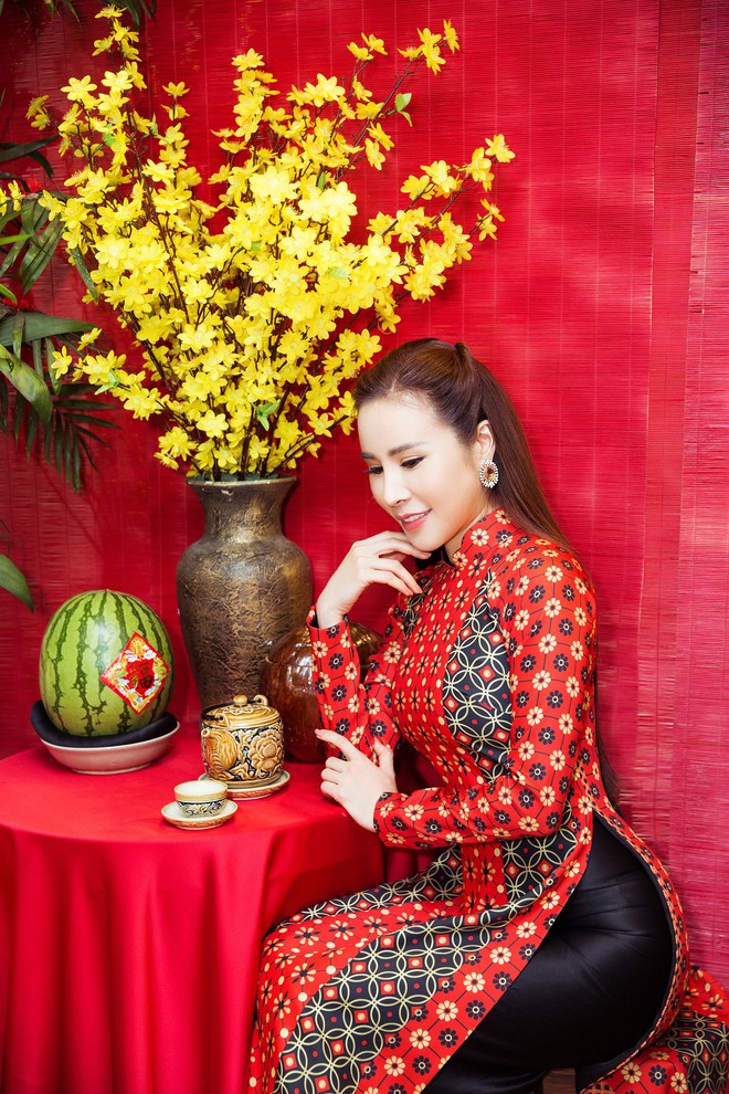 Hoa hậu Hoàng Dung thướt tha trong tà áo dài Tết - Ảnh 7.