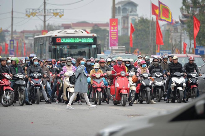 Ngày cuối kỳ nghỉ Tết, nhiều người “tay xách nách mang” đồ đạc về Thủ đô - Ảnh 8.