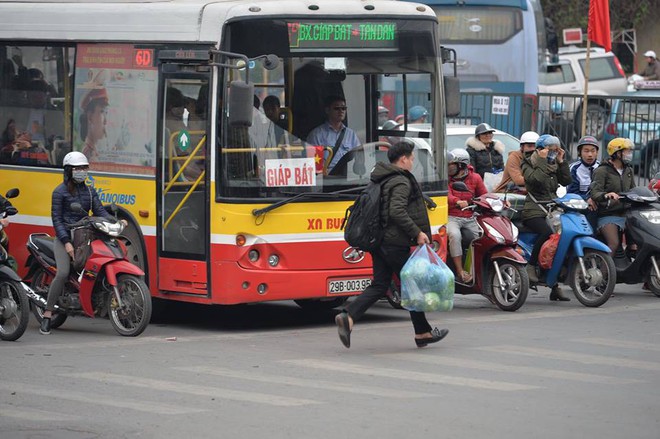 Ngày cuối kỳ nghỉ Tết, nhiều người “tay xách nách mang” đồ đạc về Thủ đô - Ảnh 14.