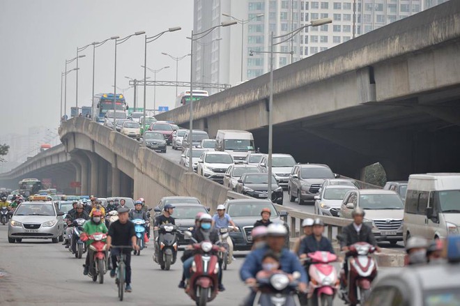 Ngày cuối kỳ nghỉ Tết, nhiều người “tay xách nách mang” đồ đạc về Thủ đô - Ảnh 17.