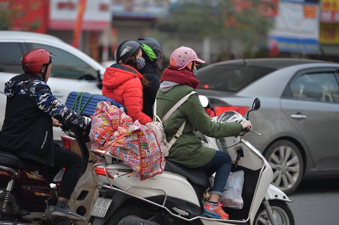 Ngày cuối kỳ nghỉ Tết, nhiều người “tay xách nách mang” đồ đạc về Thủ đô - Ảnh 18.