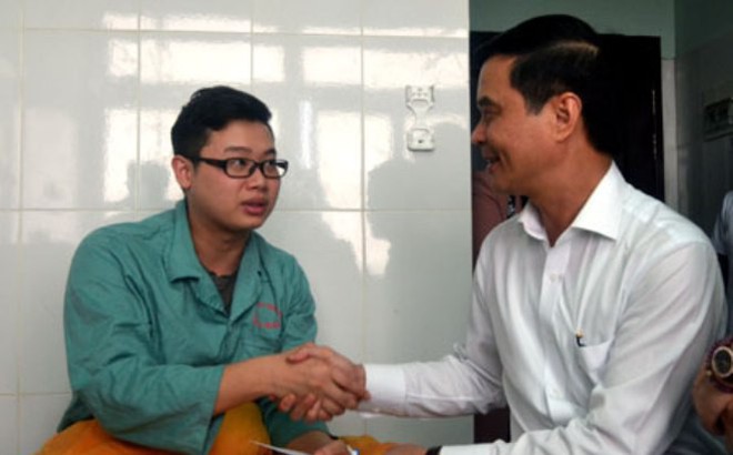 Trước khi cùng 15 đồng bọn hành hung 2 bác sĩ, chồng sản phụ dọa 'mổ xong ra đập chết' Trước khi cùng 15 đồng bọn hành hung 2 bác sĩ, chồng sản phụ dọa 'mổ xong ra đập chết'
