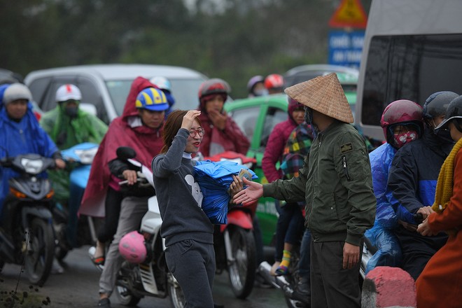 Ảnh: Tắc đường dài 3km, người dân ùn ùn đội mưa đi bộ vào chợ Viềng - Ảnh 6.