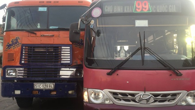 Bất chấp tính mạng hàng chục hành khách, tài xế xe buýt tăng ga truy đuổi container trên quốc lộ - Ảnh 4.