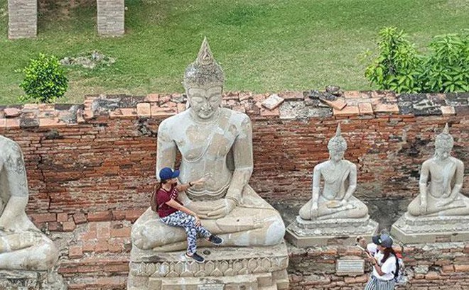 Nữ du khách bị “ném đá” vì ngồi vào lòng tượng Phật Nữ du khách bị “ném đá” vì ngồi vào lòng tượng Phật