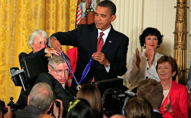 Thiên tài vật lý hàng đầu thế giới - Stephen Hawking: Ông là ai?