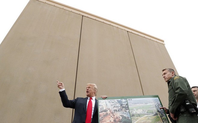 Tổng thống Trump đi thị sát mẫu tường biên giới ngăn Mỹ-Mexico