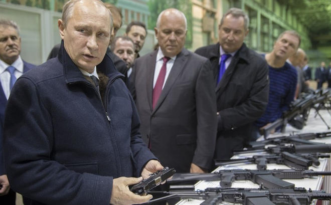 Tổng thống Putin tiết lộ chuyện "ôm kè kè" súng hoa cải khi đi ngủ