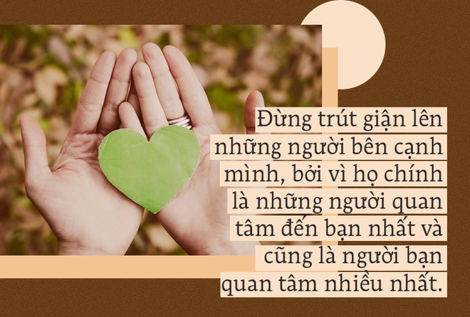 Con trai cõng mẹ lên núi vứt, trên đường đi bà cụ đã làm 1 việc khiến người làm con bứt rứt - Ảnh 1.