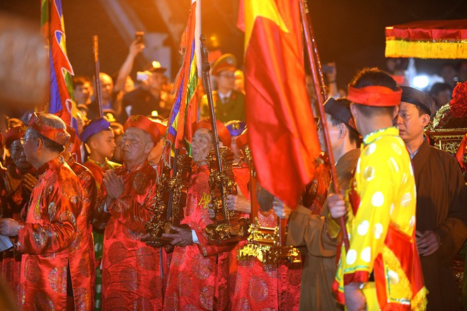 Đại biểu chen chân, thi nhau xin lộc trong đêm khai ấn Đền Trần - Ảnh 3.