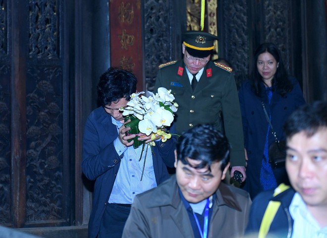 Đại biểu chen chân, thi nhau xin lộc trong đêm khai ấn Đền Trần - Ảnh 16.