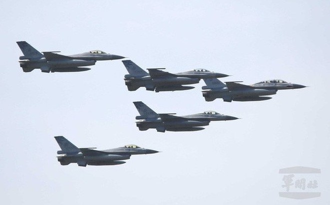 Máy bay Đài Loan xuất kích, theo sát chiến đấu cơ Trung Quốc