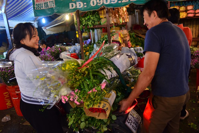 Chợ hoa lớn nhất Sài Gòn đèn sáng suốt đêm trước ngày 8/3 - Ảnh 4.