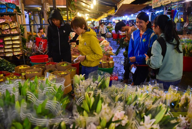Chợ hoa lớn nhất Sài Gòn đèn sáng suốt đêm trước ngày 8/3 - Ảnh 6.