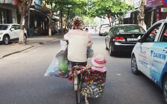 Sáng thứ 7, hình ảnh hai mẹ con trên phố khiến bao người mủi lòng Sáng thứ 7, hình ảnh hai mẹ con trên phố khiến bao người mủi lòng