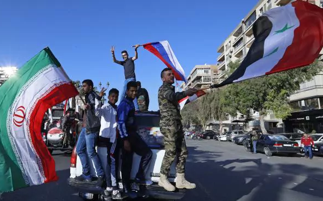 Người dân Syria đổ xuống đường ăn mừng, phất cờ, ca ngợi các lãnh đạo Nga, Iran, Syria