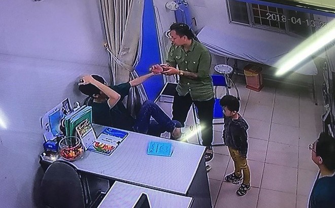 Người nhà bệnh nhân đấm liên tiếp vào mặt bác sĩ Bệnh viện Xanh Pôn trong đêm Người nhà bệnh nhân đấm liên tiếp vào mặt bác sĩ Bệnh viện Xanh Pôn trong đêm