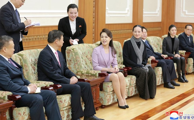 "Thăng cấp" vợ ông Kim Jong-un từ đồng chí lên đệ nhất phu nhân "Thăng cấp" vợ ông Kim Jong-un từ đồng chí lên đệ nhất phu nhân