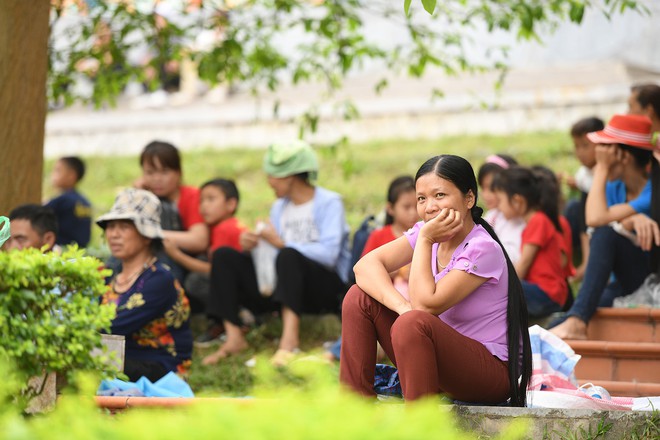 Du khách thập phương nằm vật vờ khắp nơi trước giờ khai hội Đền Hùng - Ảnh 14.