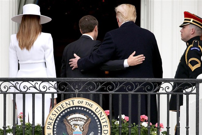 Phản ứng hóa học cực kỳ thú vị giữa 2 TT Trump-Macron: Vỗ đùi, dắt tay đi dọc Nhà Trắng - Ảnh 16.
