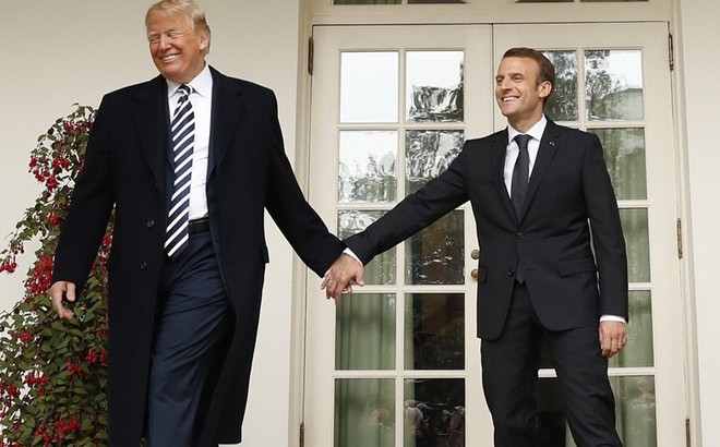 "Phản ứng hóa học" cực kỳ thú vị giữa 2 TT Trump-Macron: Vỗ đùi, dắt tay đi dọc Nhà Trắng