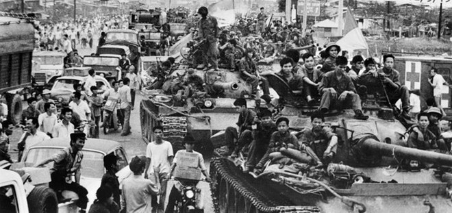 Trận kịch chiến giữa những xe tăng Mỹ chế tạo ở cầu Bông: Đại quân thẳng tiến về Sài Gòn - Ảnh 2.