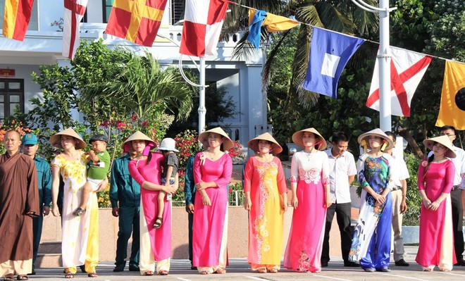 Kiều bào ở 24 quốc gia và vùng lãnh thổ xúc động dự lễ chào cờ tại Trường Sa - Ảnh 3.