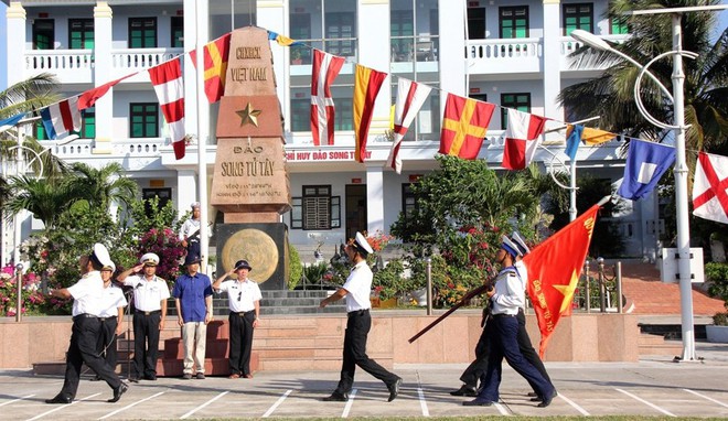 Kiều bào ở 24 quốc gia và vùng lãnh thổ xúc động dự lễ chào cờ tại Trường Sa - Ảnh 6.