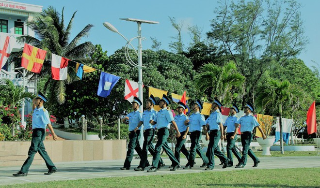 Kiều bào ở 24 quốc gia và vùng lãnh thổ xúc động dự lễ chào cờ tại Trường Sa - Ảnh 8.