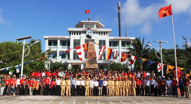 Kiều bào ở 24 quốc gia và vùng lãnh thổ xúc động dự lễ chào cờ tại Trường Sa - Ảnh 9.