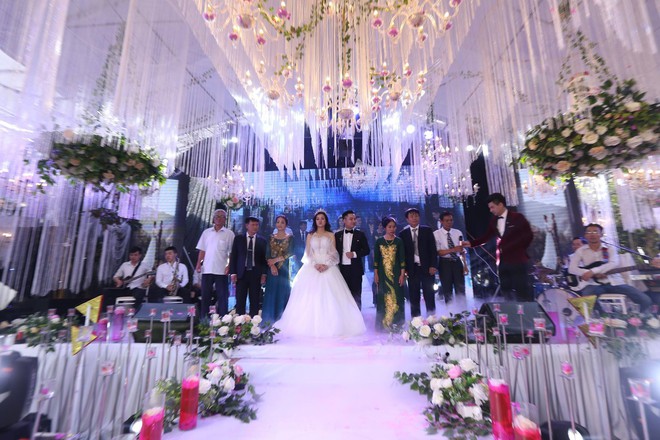 Hữu Công tiết lộ chi 2 tỷ cho đám cưới khủng, rộng 700m2, mời 1000 khách cùng sao hạng A về làng - Ảnh 1.
