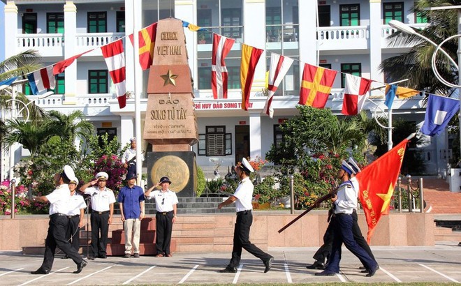 Kiều bào ở 24 quốc gia và vùng lãnh thổ xúc động dự lễ chào cờ tại Trường Sa