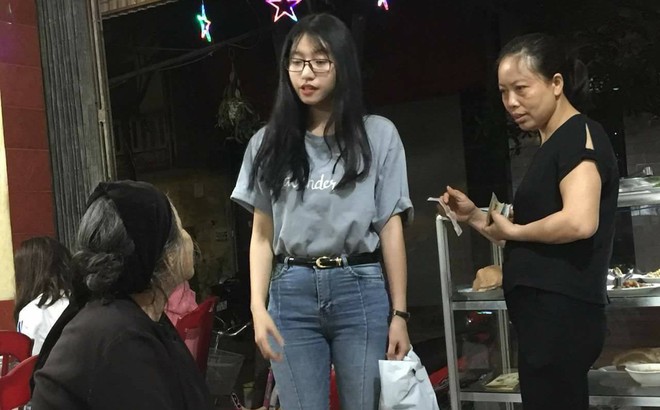 Thấy bà cụ ăn xin trong quán cơm, cô gái trẻ rút hầu bao làm việc tốt ngoài dự đoán Thấy bà cụ ăn xin trong quán cơm, cô gái trẻ rút hầu bao làm việc tốt ngoài dự đoán