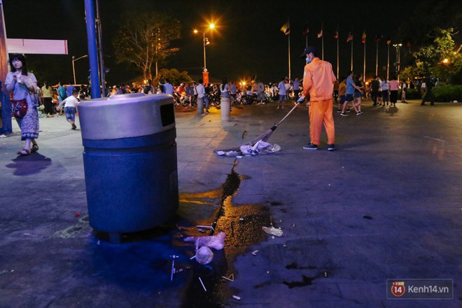 Rác ngập trên phố đi bộ Nguyễn Huệ và công viên sau màn pháo hoa mừng lễ 30/4 ở Sài Gòn - Ảnh 12.
