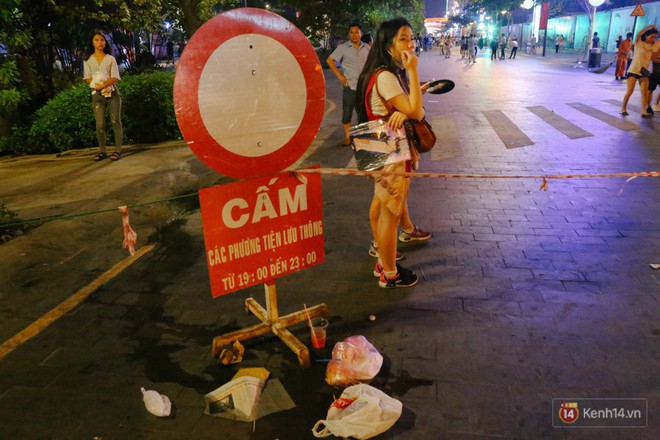 Rác ngập trên phố đi bộ Nguyễn Huệ và công viên sau màn pháo hoa mừng lễ 30/4 ở Sài Gòn - Ảnh 13.