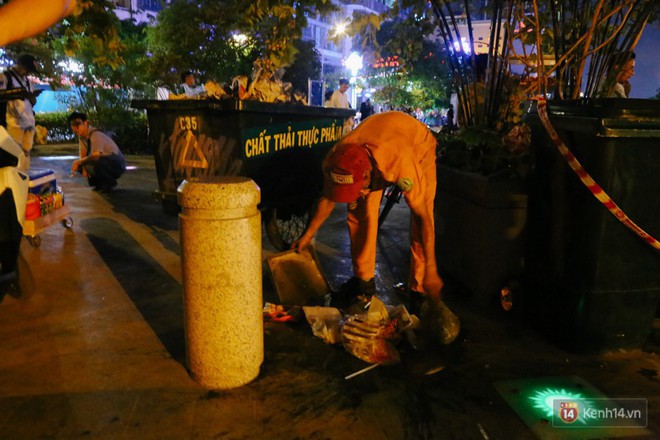 Rác ngập trên phố đi bộ Nguyễn Huệ và công viên sau màn pháo hoa mừng lễ 30/4 ở Sài Gòn - Ảnh 14.