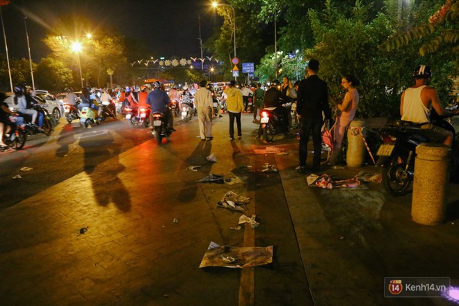 Rác ngập trên phố đi bộ Nguyễn Huệ và công viên sau màn pháo hoa mừng lễ 30/4 ở Sài Gòn - Ảnh 15.