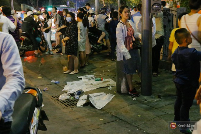 Rác ngập trên phố đi bộ Nguyễn Huệ và công viên sau màn pháo hoa mừng lễ 30/4 ở Sài Gòn - Ảnh 18.