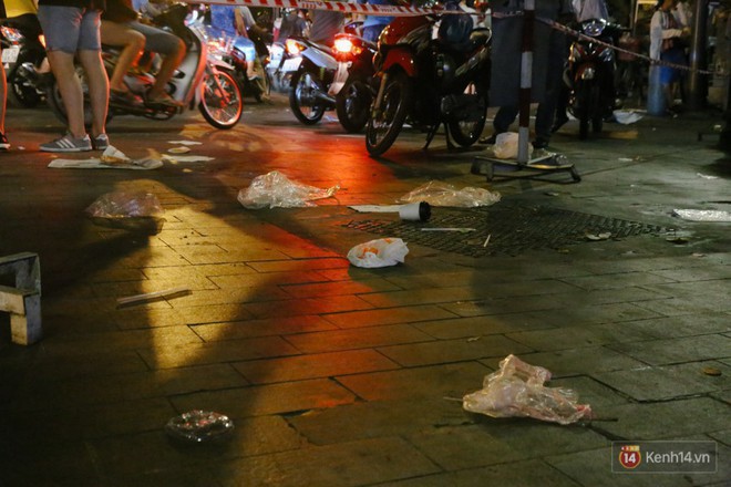 Rác ngập trên phố đi bộ Nguyễn Huệ và công viên sau màn pháo hoa mừng lễ 30/4 ở Sài Gòn - Ảnh 19.