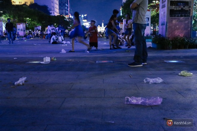 Rác ngập trên phố đi bộ Nguyễn Huệ và công viên sau màn pháo hoa mừng lễ 30/4 ở Sài Gòn - Ảnh 20.