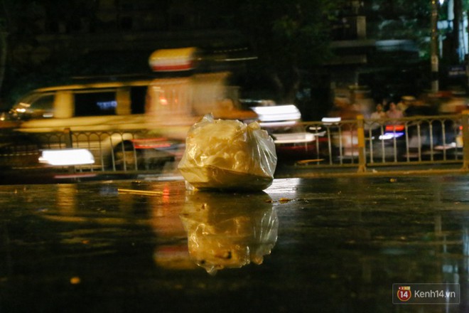 Rác ngập trên phố đi bộ Nguyễn Huệ và công viên sau màn pháo hoa mừng lễ 30/4 ở Sài Gòn - Ảnh 3.