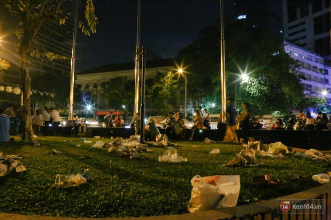Rác ngập trên phố đi bộ Nguyễn Huệ và công viên sau màn pháo hoa mừng lễ 30/4 ở Sài Gòn - Ảnh 6.