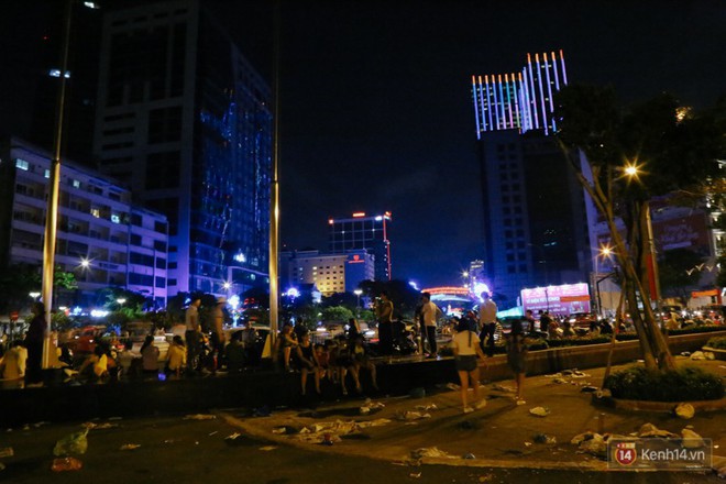 Rác ngập trên phố đi bộ Nguyễn Huệ và công viên sau màn pháo hoa mừng lễ 30/4 ở Sài Gòn - Ảnh 8.