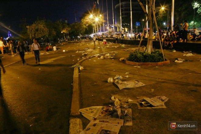 Rác ngập trên phố đi bộ Nguyễn Huệ và công viên sau màn pháo hoa mừng lễ 30/4 ở Sài Gòn - Ảnh 9.