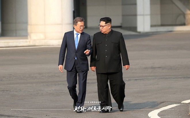 Hội nghị liên Triều: Ông Moon tận tay tặng USB đặc biệt cho ông Kim Jong-un lúc dạo bộ