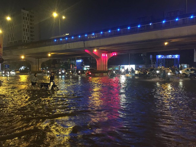 Dân Hà Nội vật vã về nhà trong đêm khuya sau 4 giờ mưa lớn, ngập sâu - Ảnh 10.