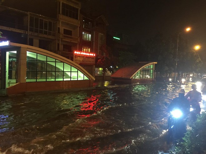 Dân Hà Nội vật vã về nhà trong đêm khuya sau 4 giờ mưa lớn, ngập sâu - Ảnh 11.