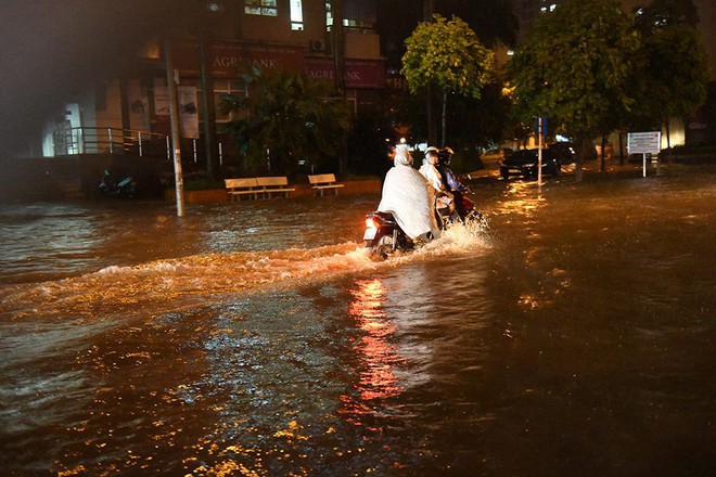 Dân Hà Nội vật vã về nhà trong đêm khuya sau 4 giờ mưa lớn, ngập sâu - Ảnh 22.