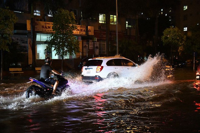 Dân Hà Nội vật vã về nhà trong đêm khuya sau 4 giờ mưa lớn, ngập sâu - Ảnh 24.